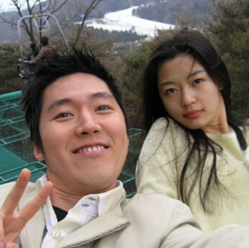 据悉全智贤在2012年和崔俊赫举行婚礼,到现在已经9年了 ,他们是属于