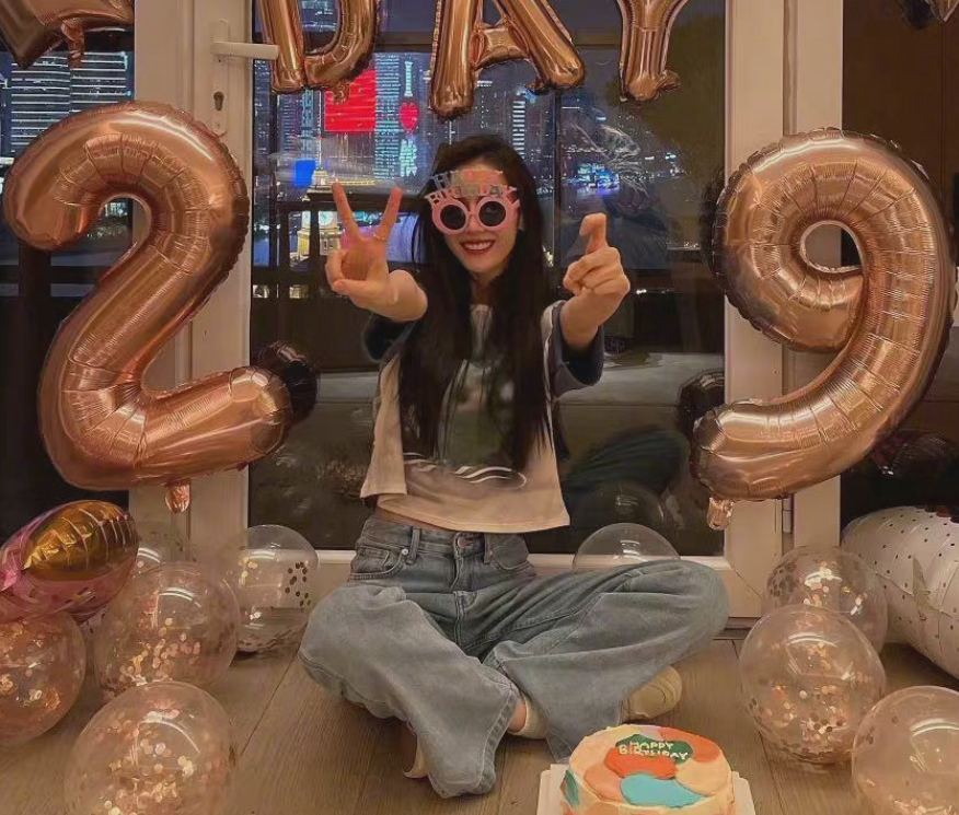 迪丽热巴过生日拍蓝调氛围感大片放大图片三倍这双眼皮看愣我