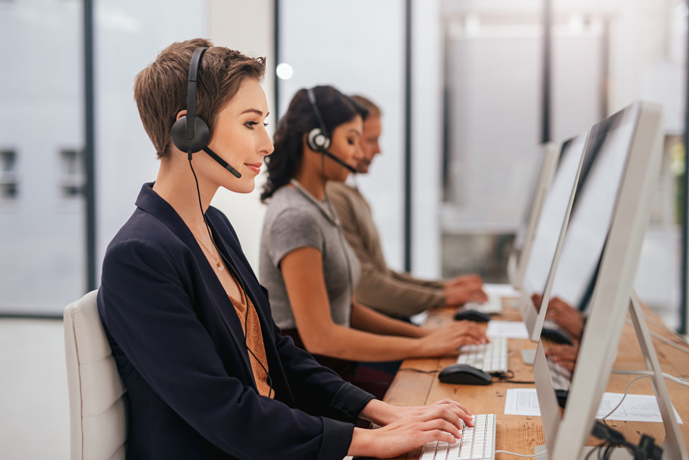 用ai驱动的"客户"培训人工坐席许多公司利用先进的模拟培训机器人在