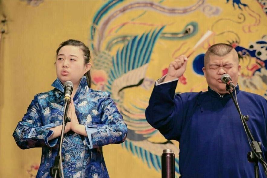 还有一个叫张德燕,相声师从著名相声名家李文山,她是德云社相声创始人