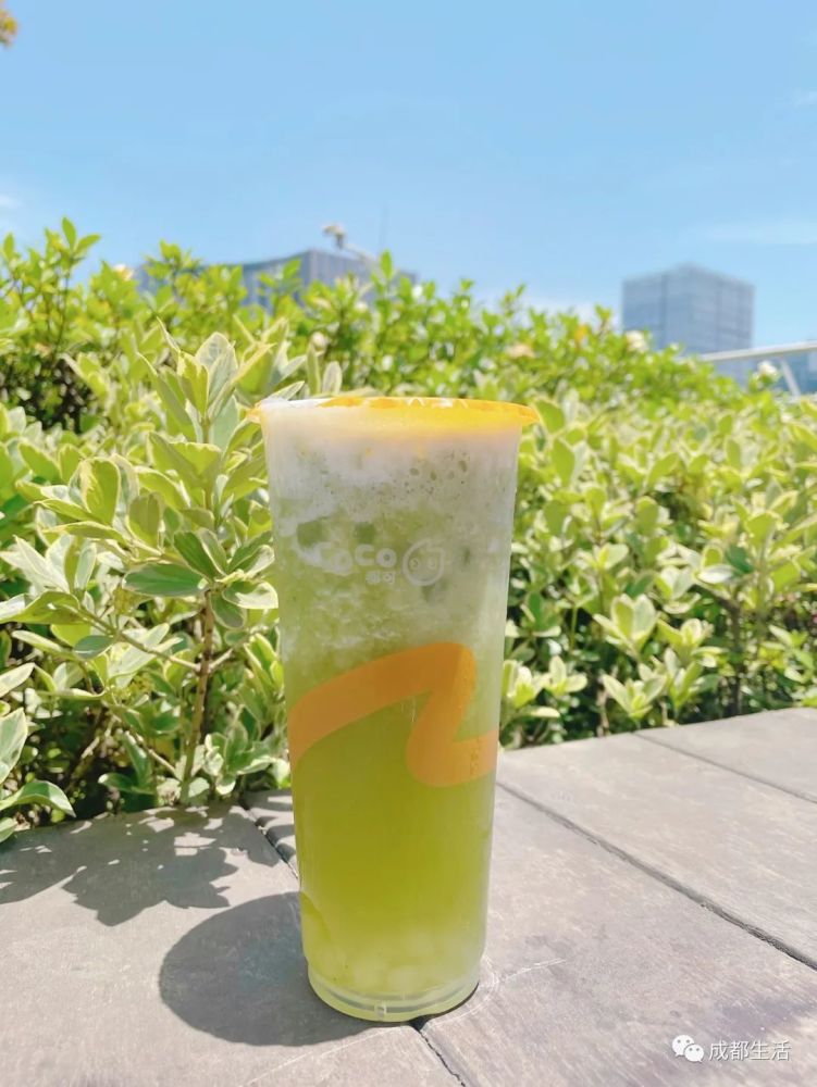 甘甜多汁的玫珑瓜制成沙冰,搭配绵密奶霜,很奇妙但完全不甜腻,非常