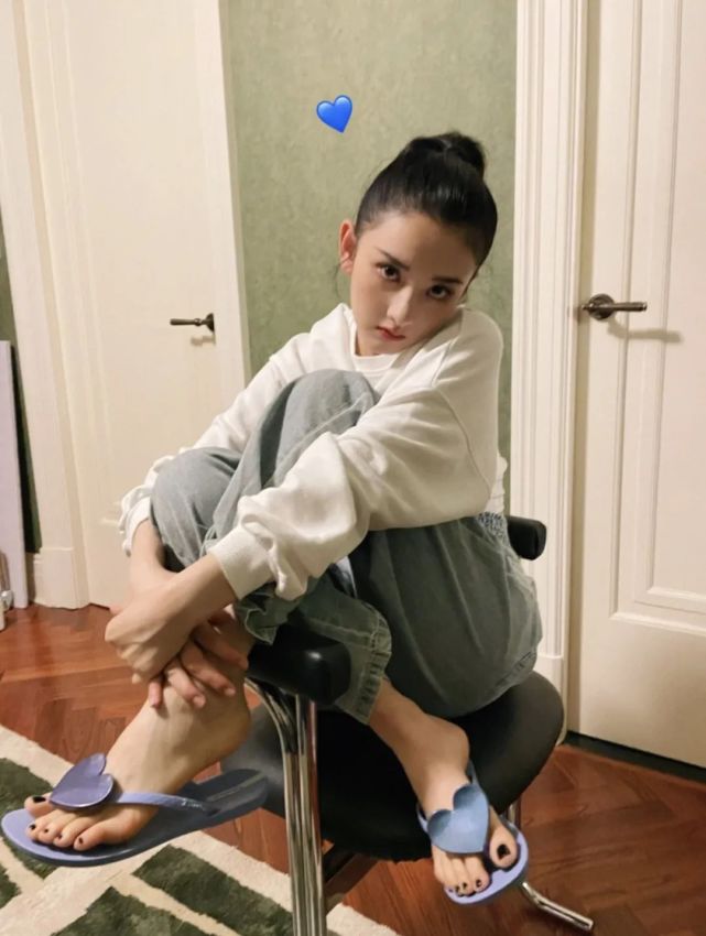 继杨幂辣眼睛的洞洞丑鞋之后这些踩屎感人字拖又火了