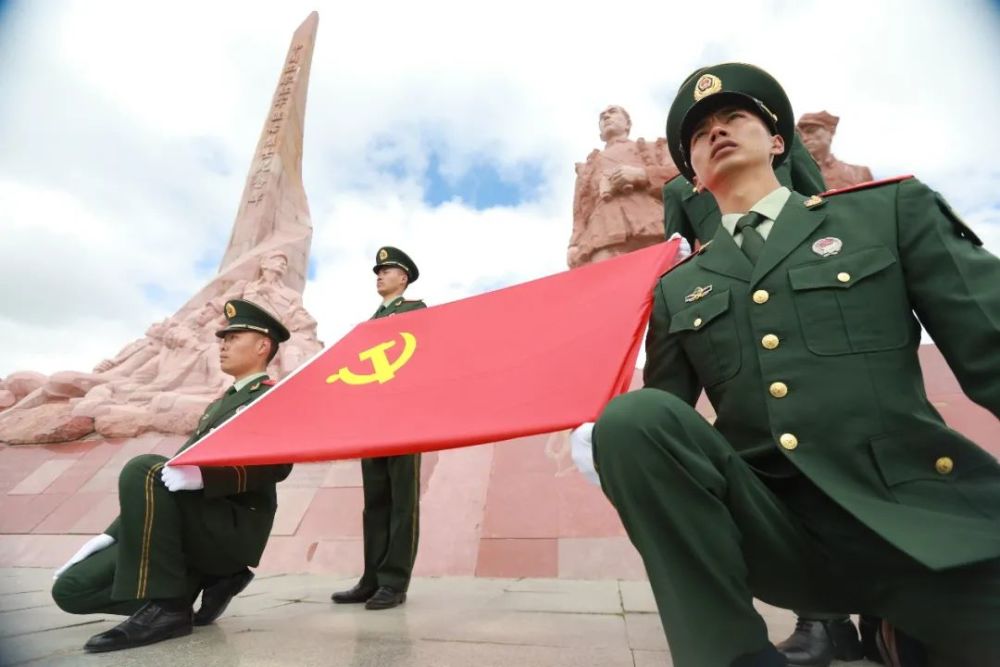 无论走到哪里,无论面临多少考验,部队始终听党话,跟党走,党旗所指便