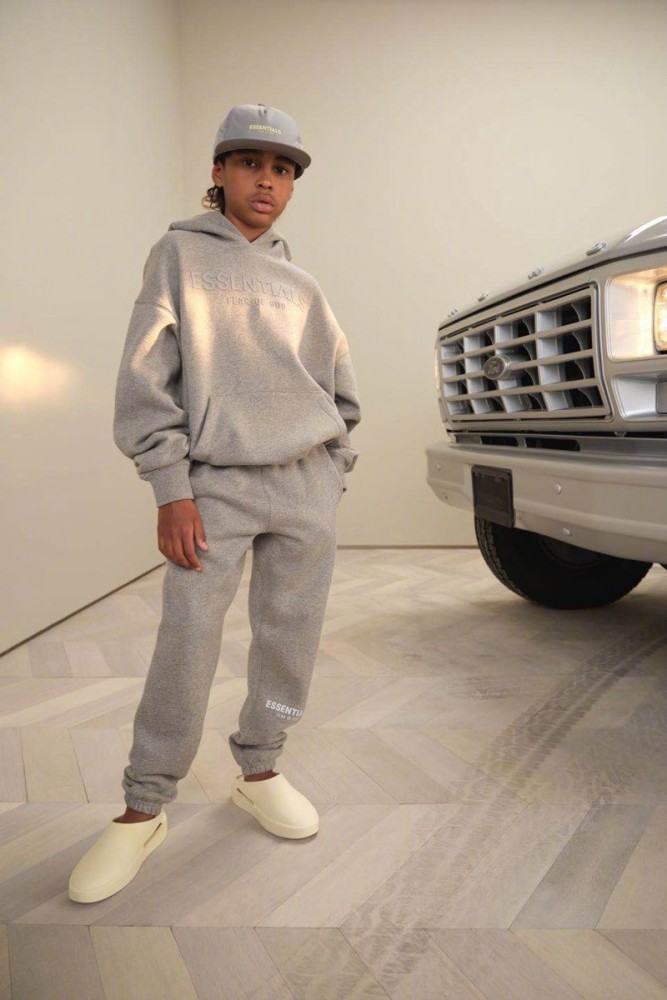 jerry 亲自演绎!essentials 春季系列上架国区门店!_腾讯新闻