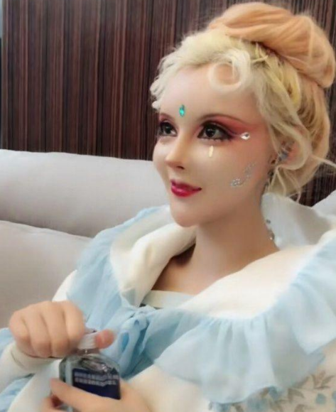 迪丽拉也想过放弃,开始打扮成芭比娃娃,不过是因为自己喜欢.