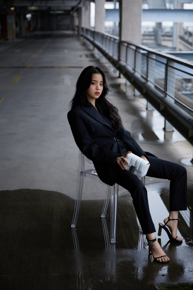 欧阳娜娜黑色西装