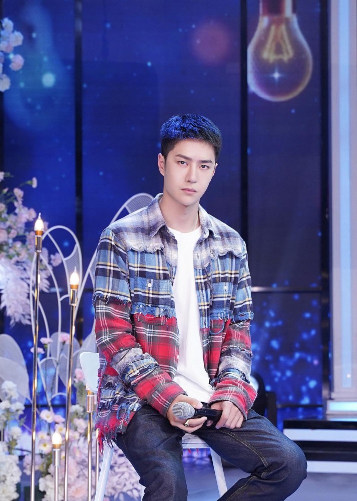 王一博帅气造型,短发 女装精致感十足