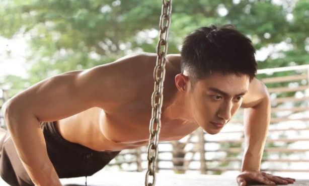 黄景瑜好腰单手举李沁过头顶过于轻松网友这样的男友哪里领