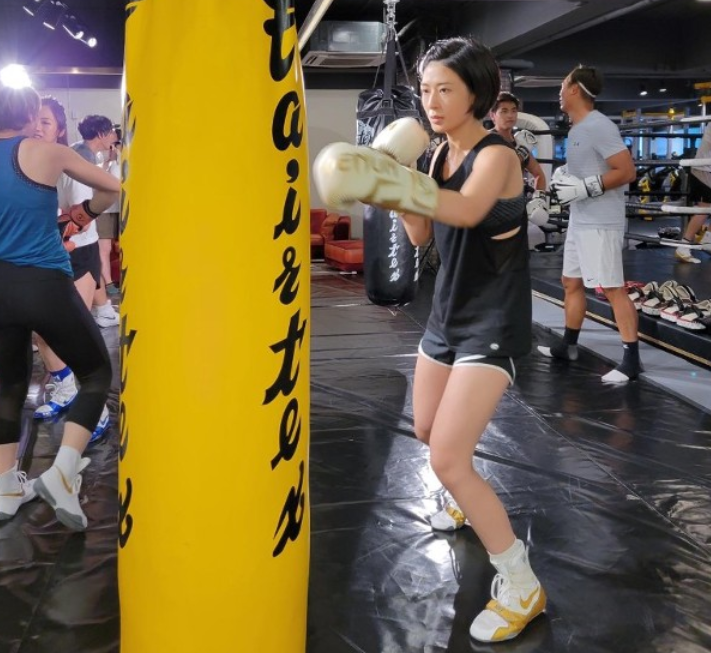 tvb办拳赛卢惠光当嘉宾曾获泰拳比赛七连冠62岁身材仍健硕