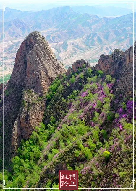 远远望去冰斗角峰突兀,嶙次栉比.