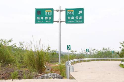 项目东起于博深高速清溪立交收费站出口,西接香山路,江背路,谢坑路