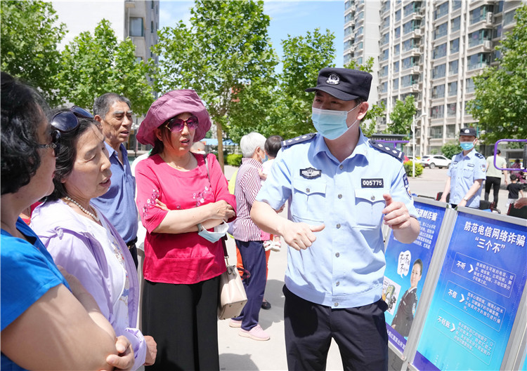 市公安部门加大电信网络诈骗案件防范宣传力度,通过组织民警进社区,走