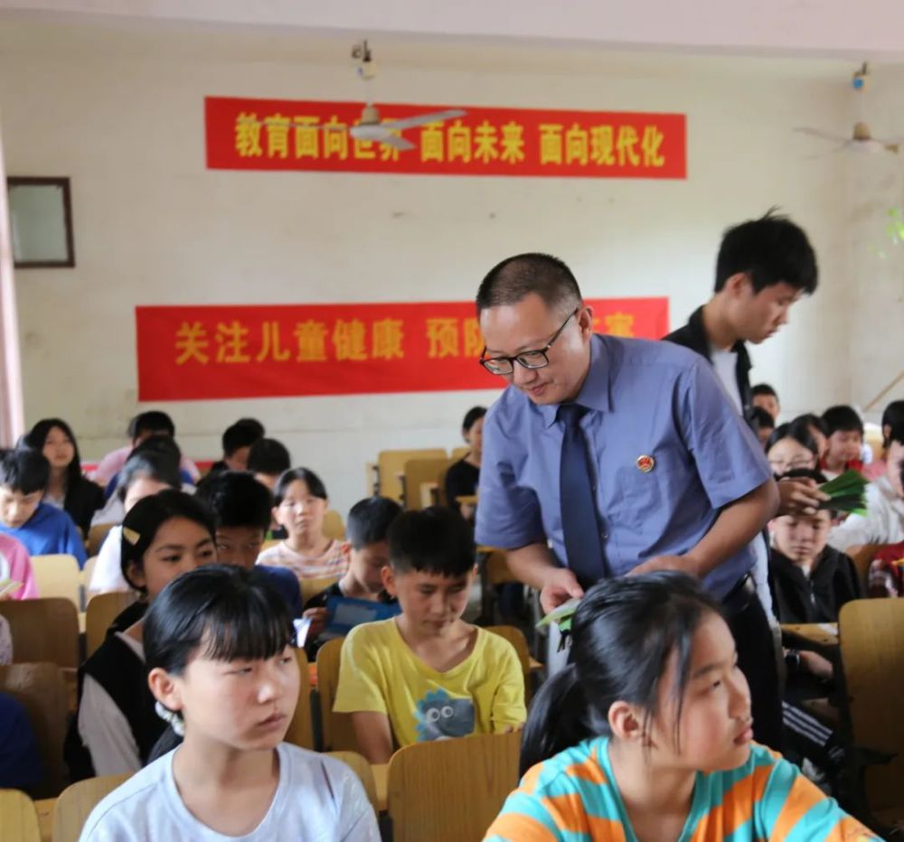 副檢察長石東明率隊到該院鄉村振興聯繫點——新邵縣坪上鎮三溪村的