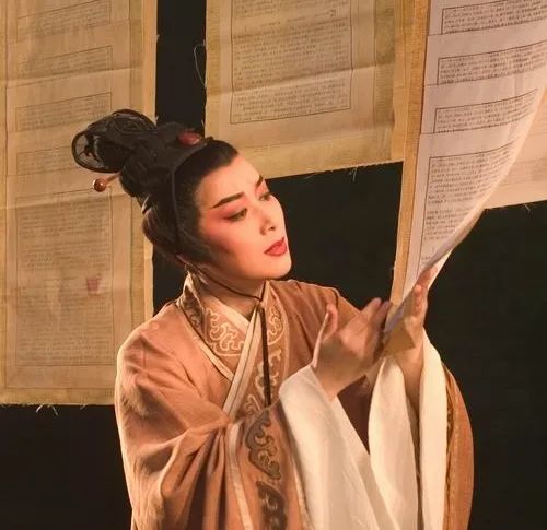 主演:茅威涛 陈辉玲 洪瑛 董柯娣 该剧选材独特,是一部具有现实感的