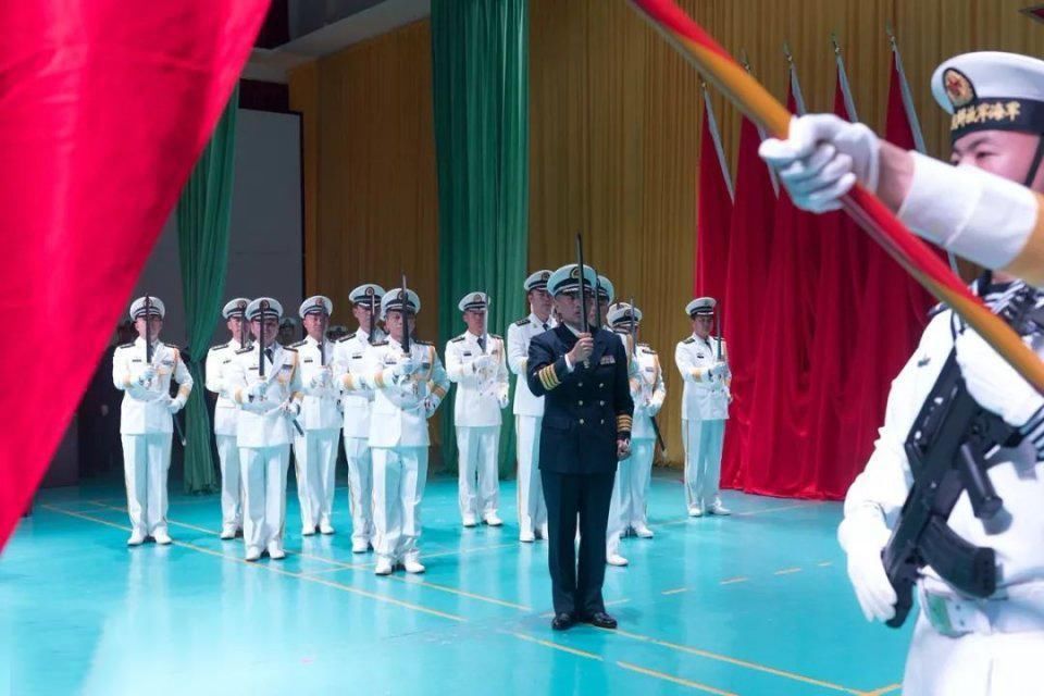 海军授剑仪式当中为何不使用唐刀而是用汉剑传递