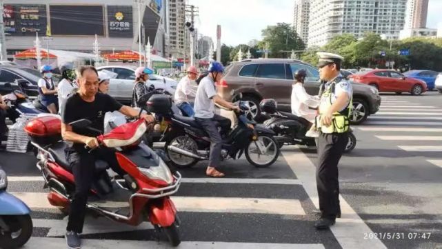 教育与处罚并行 警察蜀黍 骑电动车再也不要任性了 腾讯新闻