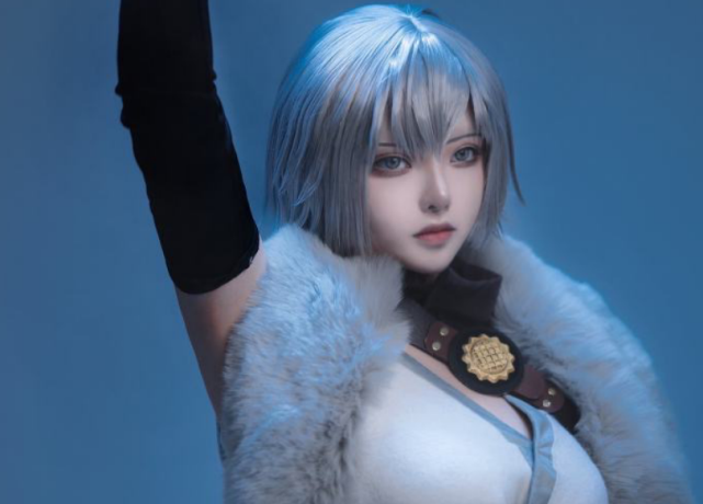 灵笼:女神级cos极致还原白月魁,拔刀的瞬间,"雪花抹胸"太美了_腾讯