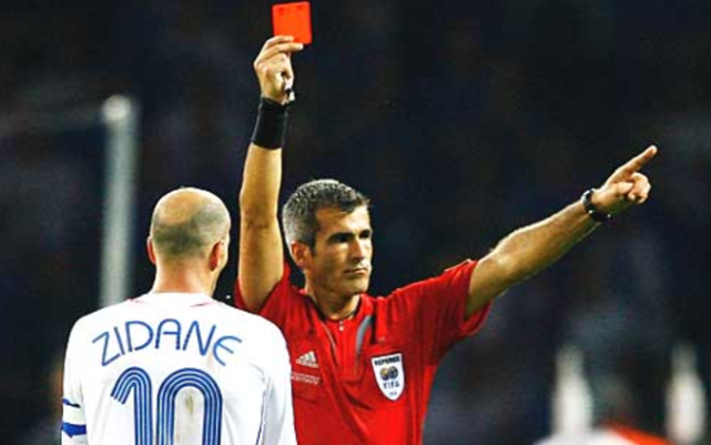 盘点足球场上的红牌行为不仅局限于暴力犯规奇葩行为也难逃