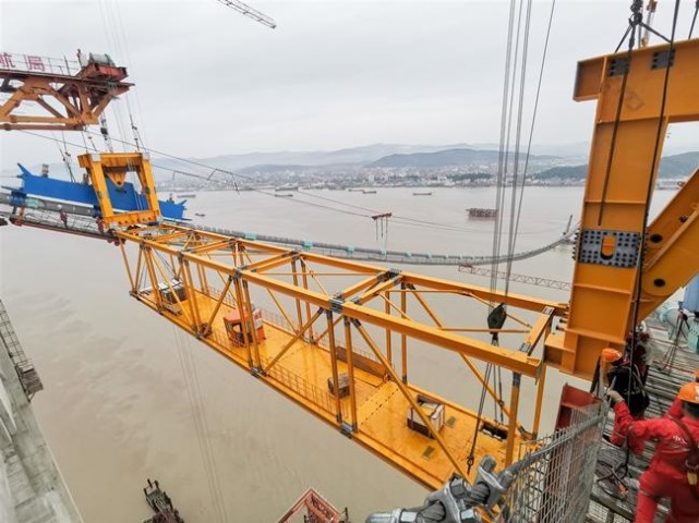 二航造世界最大吊重能力缆载吊机在温州瓯江北口大桥成功安装