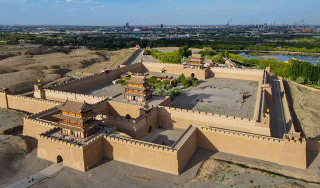 这是5月27日在甘肃省张掖市山丹县拍摄的一处明长城夯土墙.