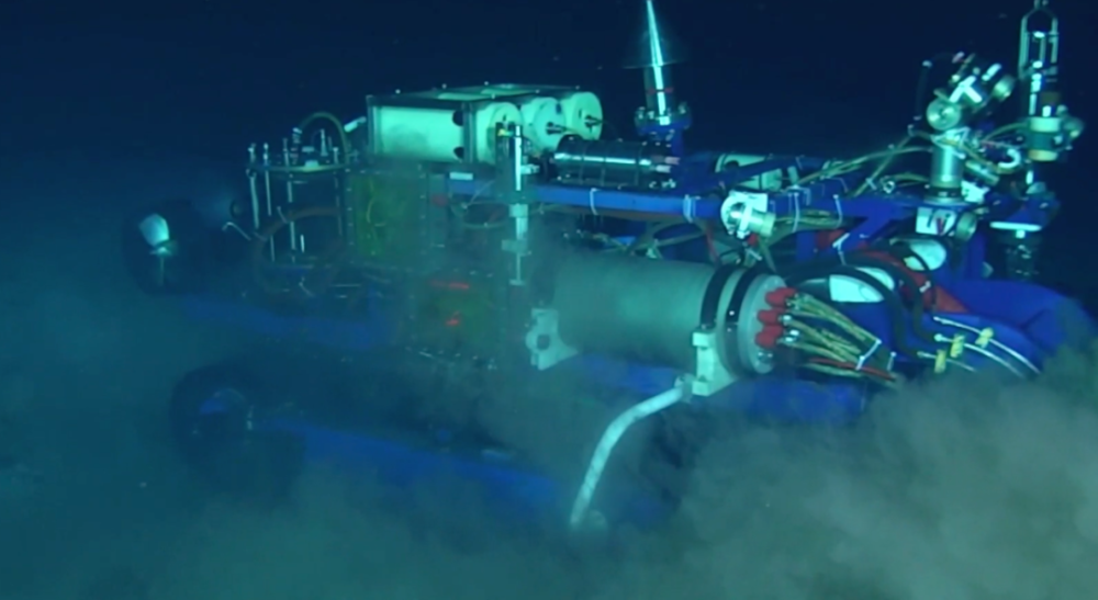 2020年9月,中国科学院深海所等单位的深海采矿联合实验团队,搭载"探索