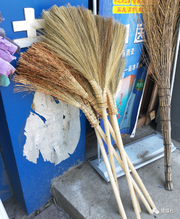 只是现在的笤帚,不论是扫地还是扫炕,大都被塑料制品取代了