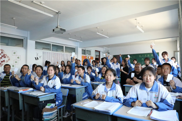 大杨树镇第二中学高三同学与车票合影.