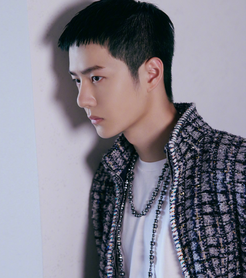 王一博活动生图被嘲土,直播霸气回应,身材变样是否怪举铁