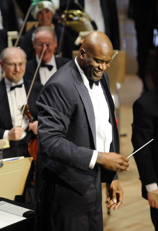 奥尼尔的手掌有多大?所有物品在他手里都要变小,玩手机打字都难