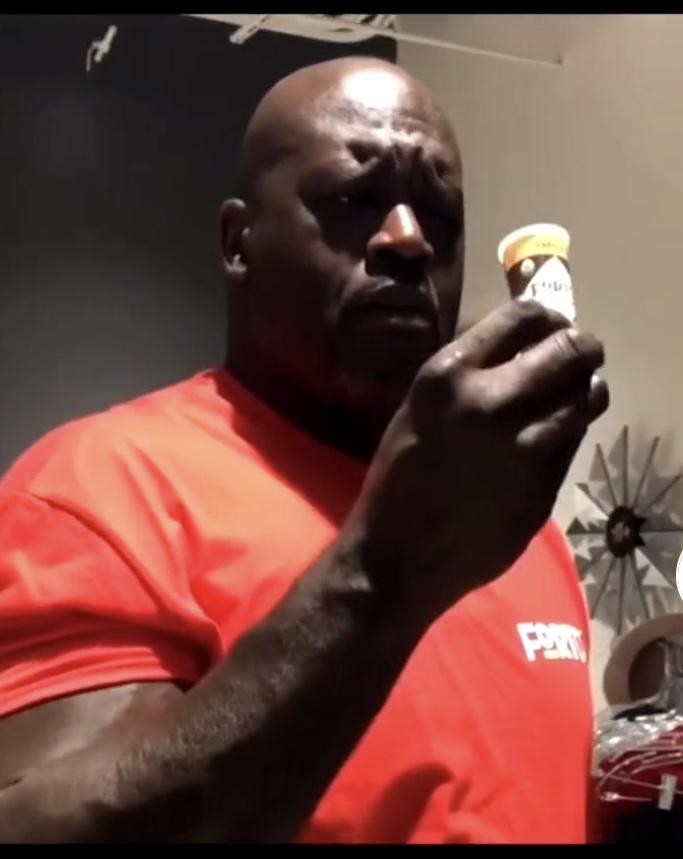 奥尼尔的手掌有多大?所有物品在他手里都要变小,玩手机打字都难