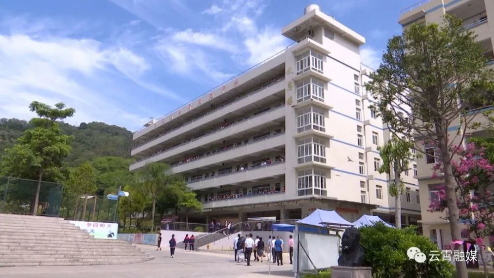 检查期间,王金狮一行还详细查看云霄一中,云霄元光中学基础设施和教学