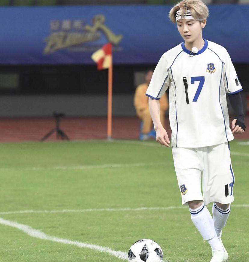 女粉丝因为鹿晗入坑足球结果成了敌方球迷,鹿晗无奈发文:那我走?