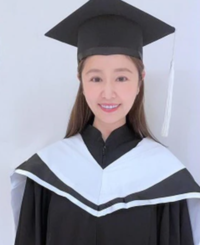 曝光的证件照中,林心如化着淡妆出镜,一头长发披散在肩膀上,气质一如