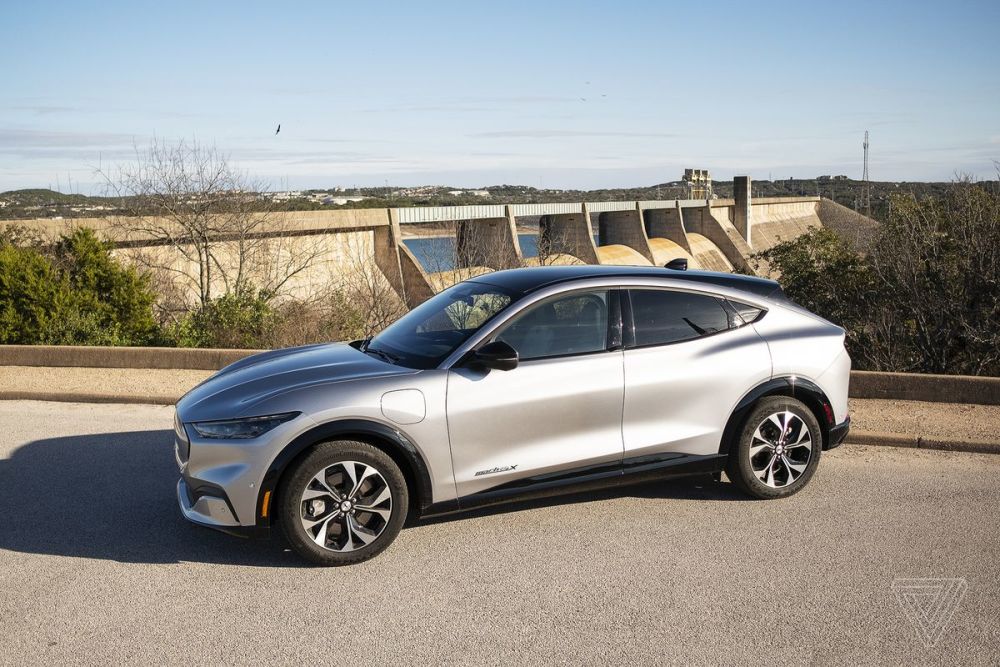 在发现"安全风险"后,福特在英国的第一款远程电动汽车 mustang mach-e