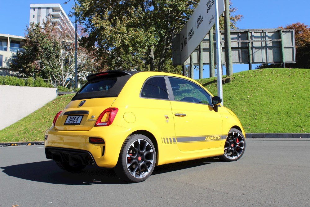 體驗菲亞特阿巴斯abarth 595c敞篷小鋼炮:多年沒有大改的產物_騰訊