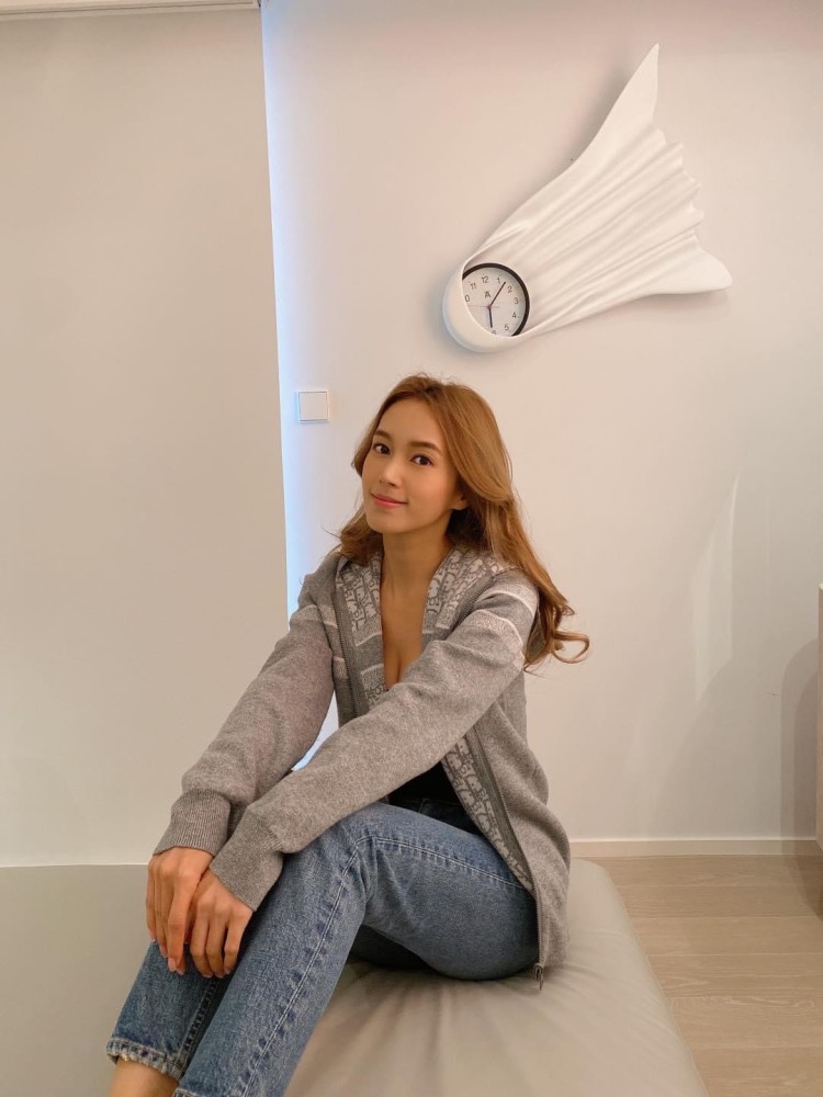 体重跌至88斤tvb小花傅嘉莉压力大耳朵患湿疹健康令人担心