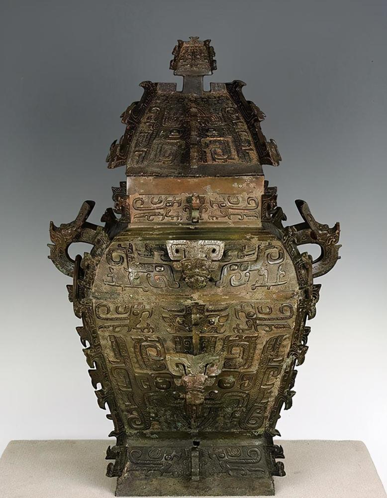 在2001年的那场拍卖中,上博没能拍到商皿方罍的器身,对于当时的文物界