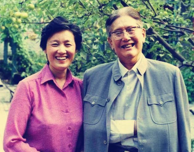 洪晃:在和陈凯歌结婚之前,她住胡同,出国,拿高薪,活得好洒脱