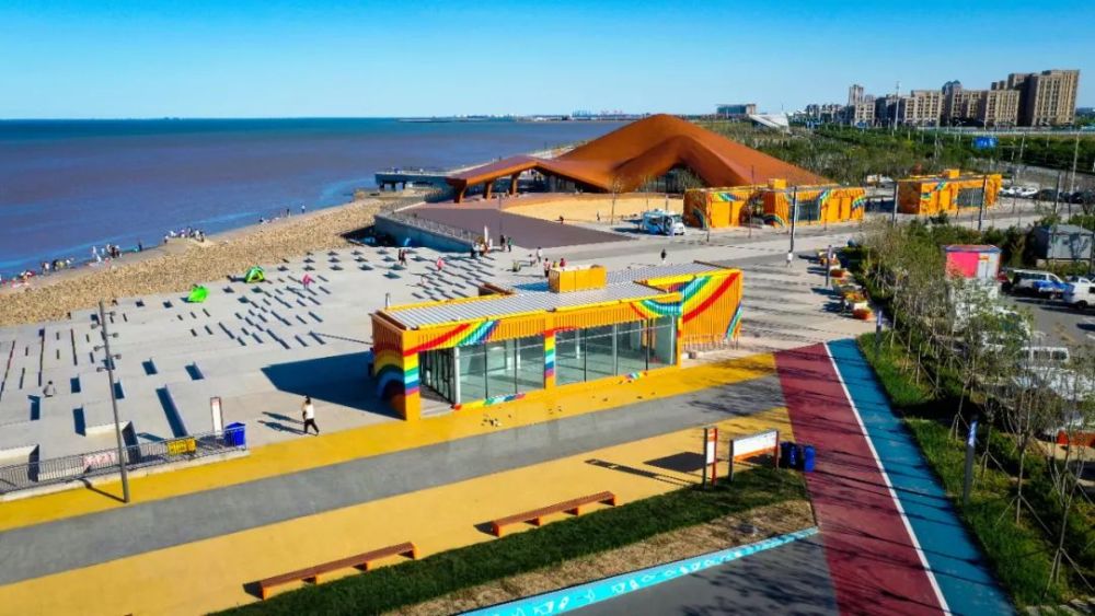 观海平台可提供独特的观海空间,纵览脚下人工湿地美景.