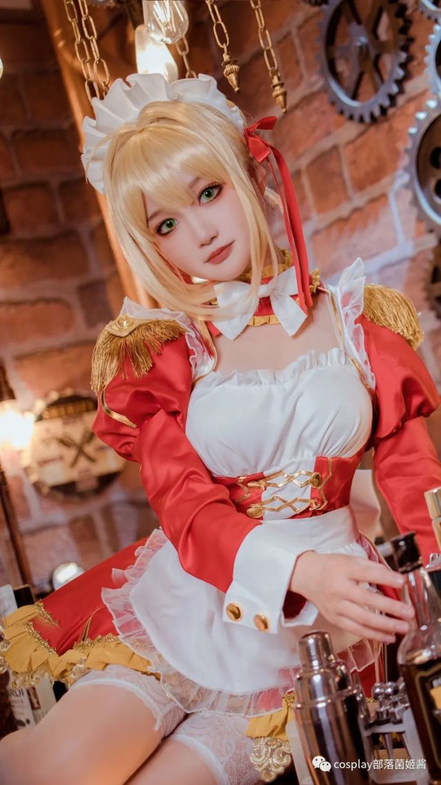 cos:女仆尼禄小酒馆里的唯美照