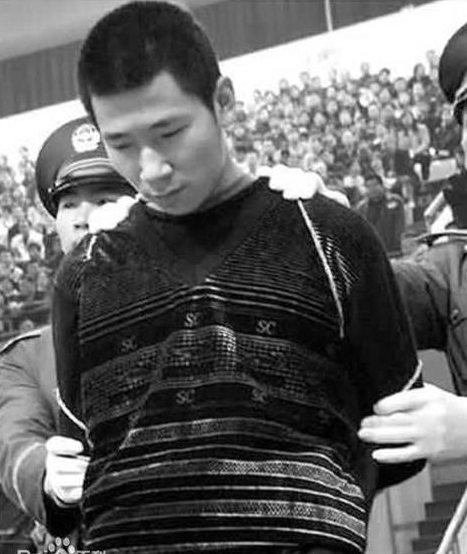 此人是最强亡命徒,专门对付黑帮老大,曾一人灭掉一个黑帮