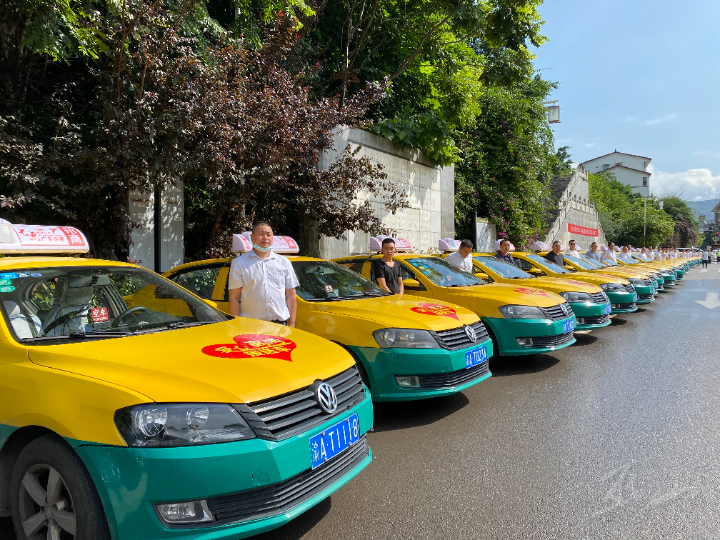 山城专题#"赢"战高考!巫山组建爱心车队