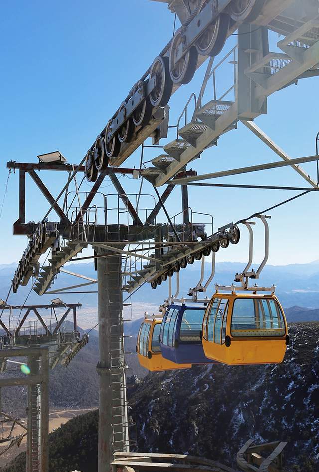 要知道石卡雪山蓝月山谷景区的缆车是全国海拔最高的旅游索道缆车之一