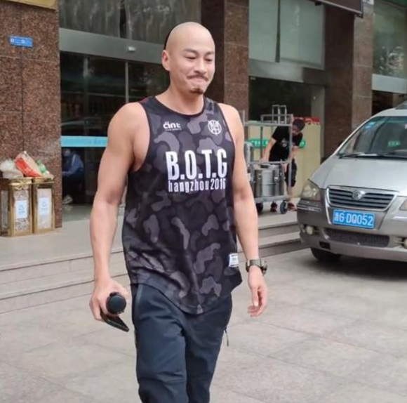 46岁何润东现身横店穿背心肌肉发达从小鲜肉转型为彪形大汉
