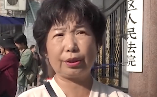 在杜新枝的言语当中,她仿佛是事件中的受害者,哪怕真的存在偷换,也