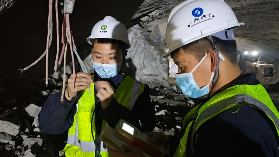 新技术助力隧道支护设计施工，山科大团队为地铁建设加“安全锁”_腾讯新闻