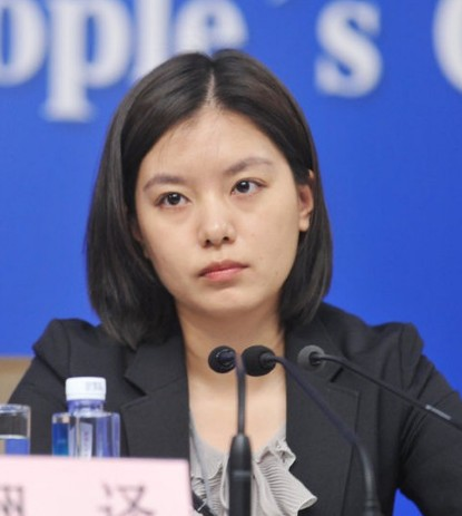 翻译女神张京丈夫罕见亮相,长相惊艳身份不一般,难怪不愿公开_腾讯