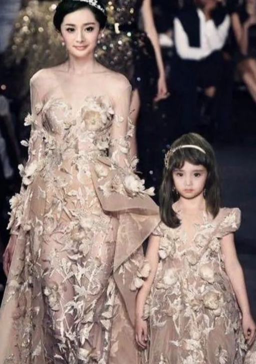 杨幂带小糯米走秀?整没整容一眼看出,佟丽娅透露:生了个小杨幂