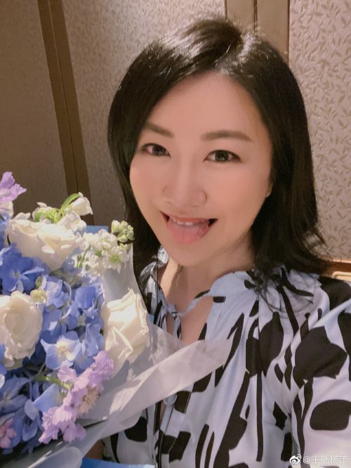 上海人都认识的smg美女主播被曝吃相一脸错愕!离婚后生活太滋润!