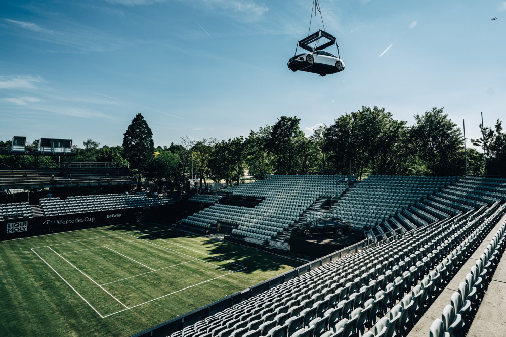 最高奖项奔驰eqs悬挂在斯图加特网球赛的顶端